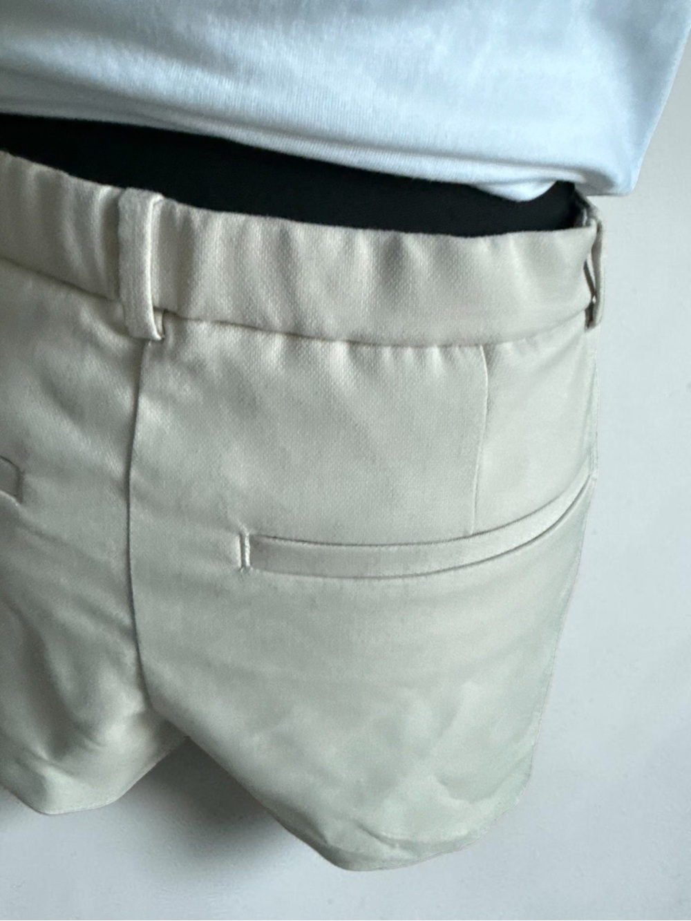Abercrombie & Fitchburg Low Rise Micro Tailored Cream Short - Picture 11 of 11